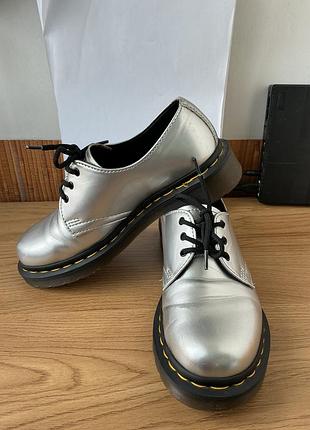 Dr. martens срібні туфлі aw004 - оригінал, стильні, розмір 37