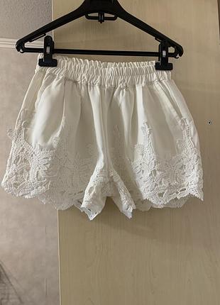 Білі жіночі шорти з мереживом zara