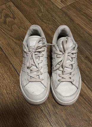 Білі кеди adidas
