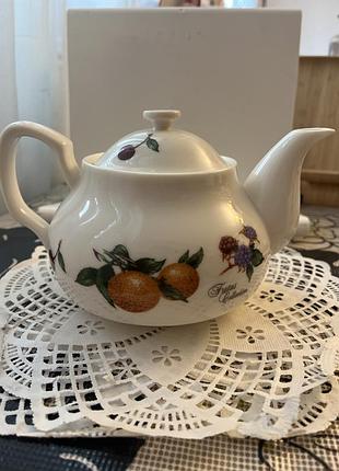 Порцеляновий чайник з колекції «frutas collection» (дизайн у британському стилі — elegance british design), з кістяної порцеляни (fine bone china).