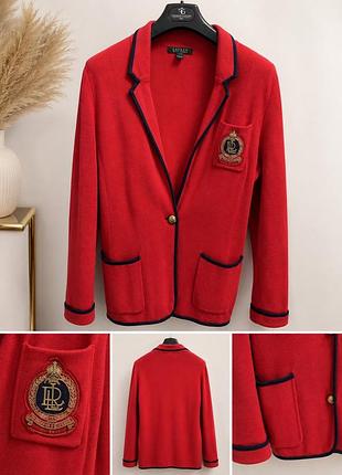 Блейзер бренда lauren ralph lauren с контрастной отделкой и фирменным шевроном (логотипом) на груди.