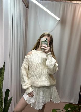 Стильный свитер с открытым плечом 501