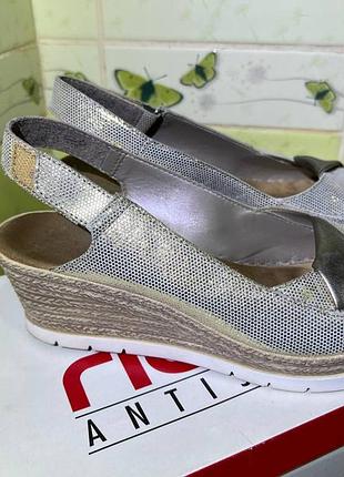 Блискучі босоніжки rieker