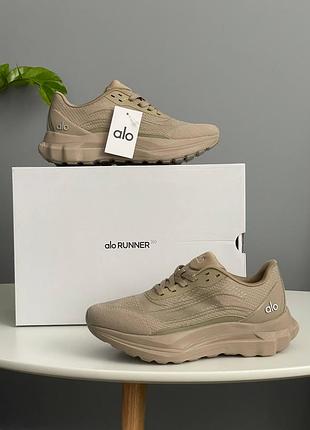 Кроссовки alo yoga runner beige