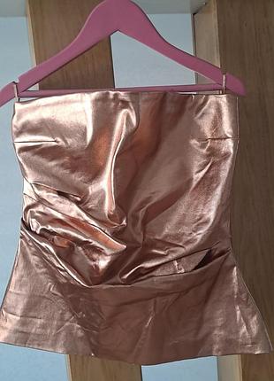 Топ-корсет от бренда zara без бретелей в оттенке розового золота (rose gold) с характерным металлизированным покрытием. s