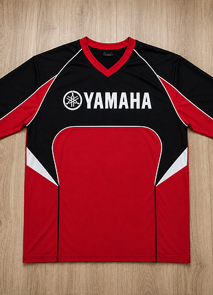 Футболка yamaha "red paddock"
стрит стайл, гоночный дизайн с логотипом yamaha, черно-красный цвет, v-образный вырез, спортивный трикотаж