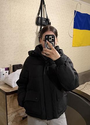 Чорна зимова куртка