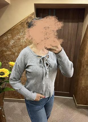 Сірий жіночий светр pieces m з шнурівкою та фактурною в’язкою