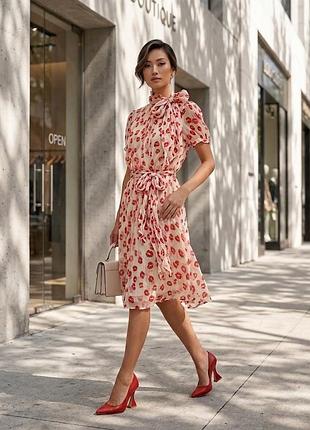 🎁1+1=3🎁 dkny шифонова сукня з принтом поцілунків, ніжна романтична сукня з коміром-бантом та поясом, легке прозоре плаття з принтом губи, розмір s/m/l
