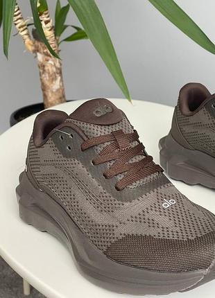 Кросівки alo yoga runner brown