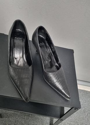 Класичні туфлі hugo boss,  оригінал
розпродаю свій гардероб