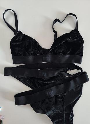 Велюровый комплект 2 трусиков + лиф 85 с victoria’s secrets,цена за три ед.