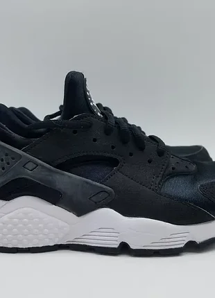 Женские кроссовки nike air huarache run в черном цвете с белой подошвой.