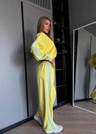 Стильный женский спортивный костюм