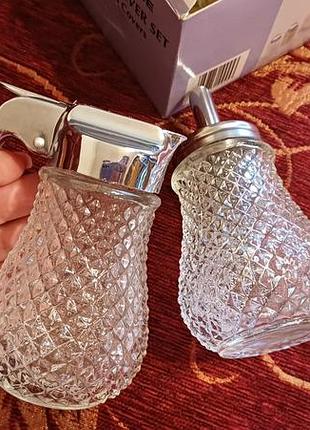 Набор для специй из стекла.