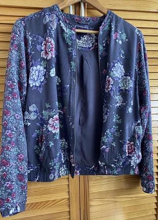 Женская легкая куртка-бомбер с цветочным принтом marks & spencer indigo collection