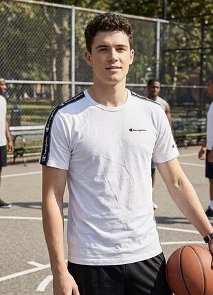 Стильна чоловіча футболка champion з лампасами на плечах m