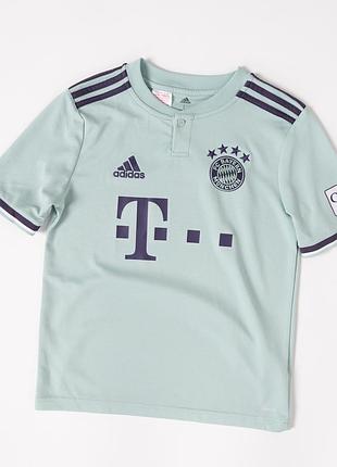 Футбольна футболка adidas fc bayern münchen сезону 2018/19 для хлопчика. модель виконана у світло-м’ятному кольорі з контрастними, темно-