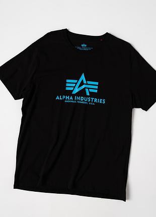 Чоловіча футболка alpha industries чорного кольору з великим, фірмовим логотипом блакитного кольору на передній частині. модель має класичний, круг
