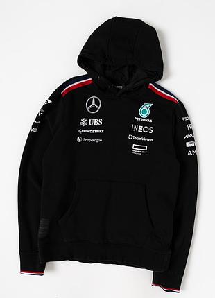 Чоловіча, чорна толстовка з капюшоном amg petronas mercedes у стилі команди формули-1. модель має довгі рукави, капюшон, велику передню кишеню та ела