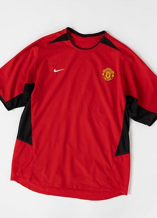 Оригінальна, вінтажна, футбольна футболка nike manchester united сезону 2003/04 у культовому, червоному кольорі з чорними, декоративними вставками. на