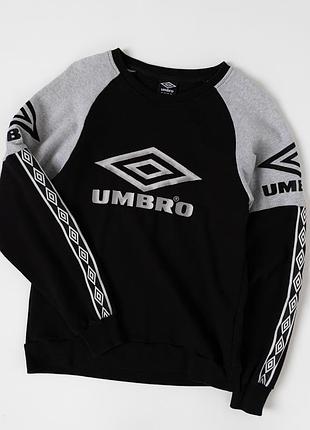 Чоловічий світшот umbro у чорно-сірому кольорі з виразним, фірмовим оформленням. модель має класичний, круглий виріз, довгі рукави та контрастні, сірі