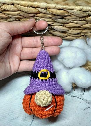 Брелок гномик тыква хэллоуин вязаный ручной работы амигуруми hand made 8х5 см фиолетовый