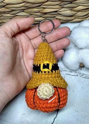 Брелок гномик тыква хэллоуин вязаный ручной работы амигуруми hand made 8х5 см горчичный