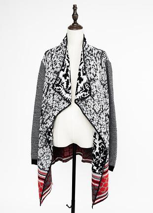 Оригінальний, жіночий кардиган desigual by christian lacroix у чорно-білому кольорі з яскравими, червоними акцентами. модель має виразний, багатошар