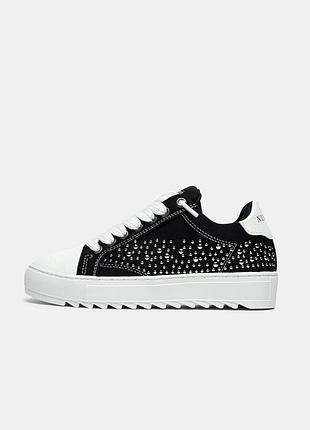 Numer. studded black📦 40