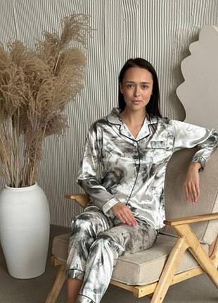 Стильна біла шовкова піжама на ґудзиках з мармуровим принтом