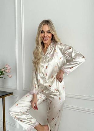 Біла шовкова піжама на ґудзиках з ніжним принтом