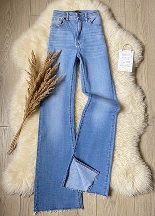 Джинси жіночі з високою посадкою stradivarius з розрізами по боках кльош bootcut