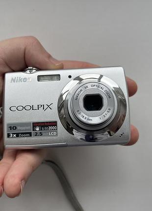 Фотоаппарат 2000х компактна y2k камера nikon coolpix s225 срібляста