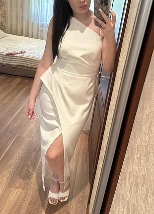 Біла сукня