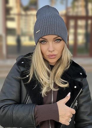 Жіноча в'язана шапка з закотом темно-сірий