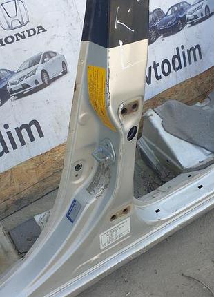 Стойкая центральная левая серебриста 6131205020 toyota avensis t22 1998-2003