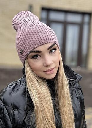 Жіноча в'язана шапка з закотом gудровий