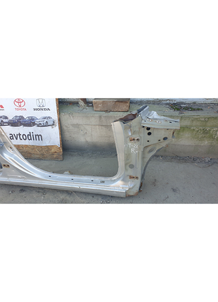 Передняя стойкая кузова правая с порогом серебристый 6113105030 toyota avensis t22 1998-2003