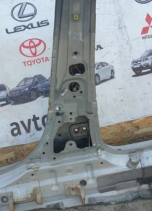 Стойкая центральная правая серебриста 6131105020 toyota avensis t22 1998-2003