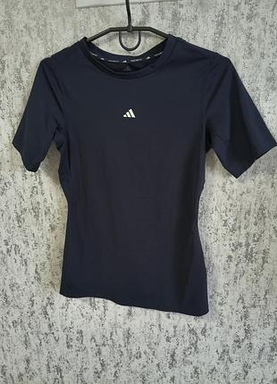 Компресійна футболка adidas.
