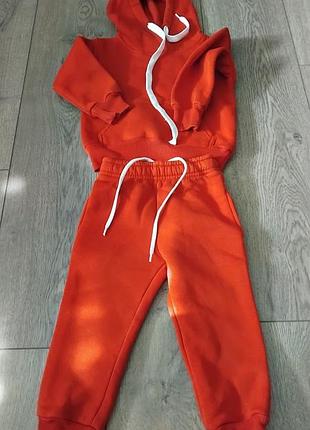Спортивный теплый костюм