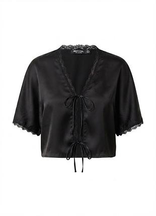 Блуза черная nasty gal атласная укороченная с кружевом и завязками