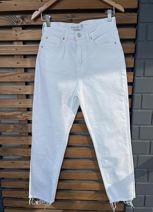 Білі джинси mom slim stradivarius
