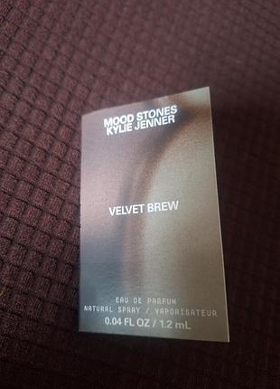Парфюмированная вода velvet brew из новой коллекции mood stones от бренда kylie jenner