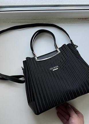 Стильна, красива, доволі вмістка жіноча сумка guess