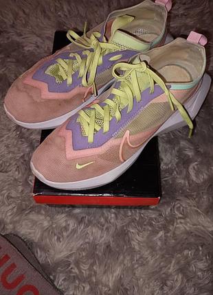 Nike vista lite с текстильным верхом розового и бежевого оттенков, дополненные ярко-салатовыми шнурками и сиреневыми вставками.