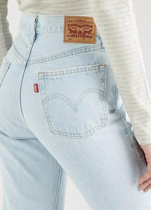 Світлі джинси бренда levi's