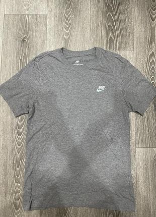 Футболка nike tee, у сірому кольорі , в розмірі s