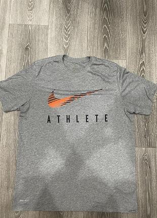 Футболка nike athlete , у сірому кольорі , в розмірі l